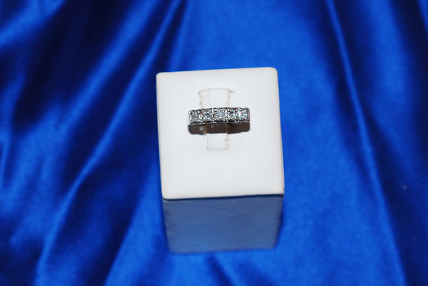 5-Diamond Ring in White Gold
