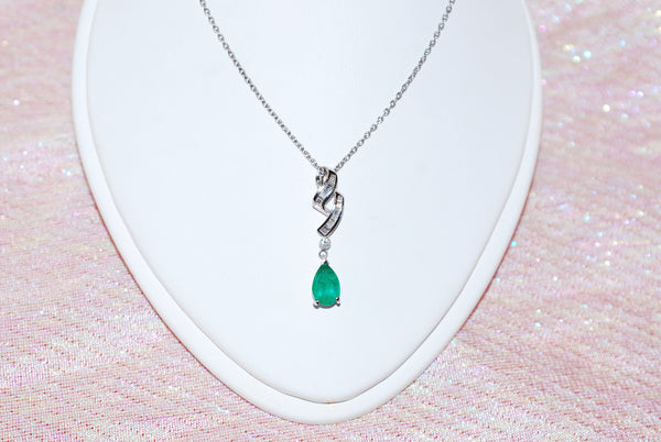 Colombian Emerald Pendant in White Gold 03