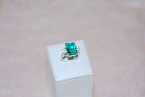 Colombian Emerald Ring in White Gold 04