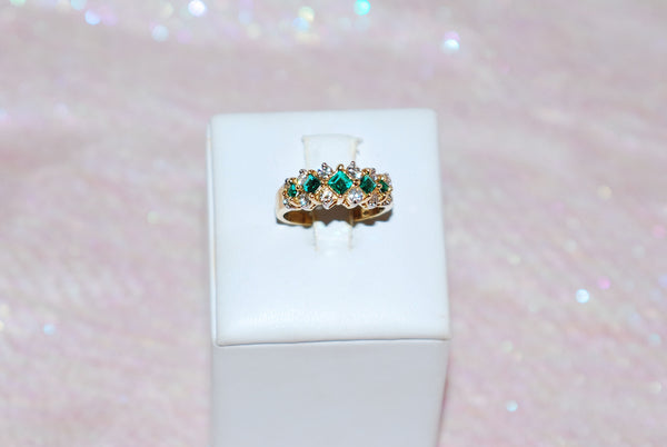 Colombian Emerald Ring in Yellow Gold 01