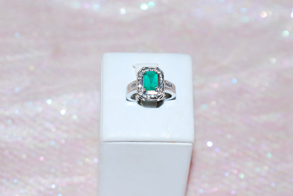 Colombian Emerald Ring in White Gold 01