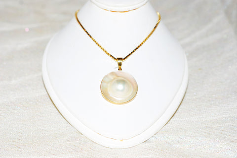 Mabe Pearl Pendant in Yellow Gold