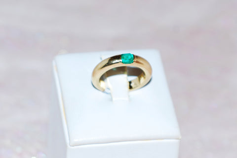 Colombian Emerald Ring in Yellow Gold 02